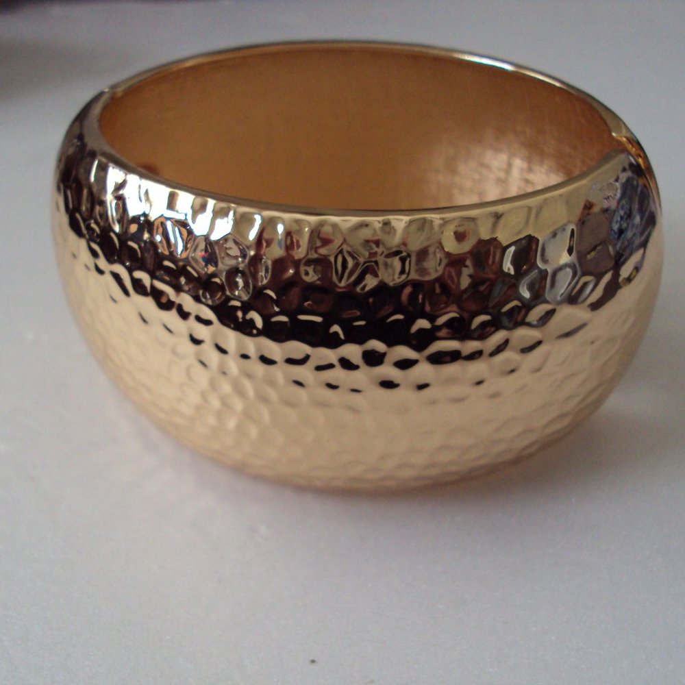 Hammered gold tone hinged closure 1.5" wide POS 108